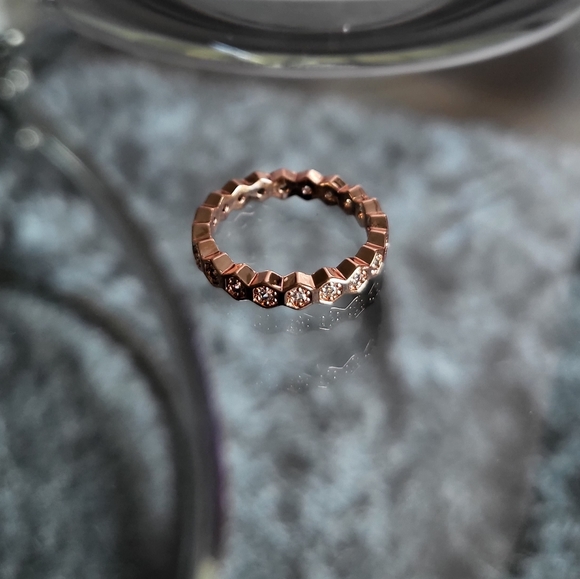 New Fashion Honeycomb Hexagon Shaped Inlaid Stone Rose Gold Ring/Band - Picture 5 of 9